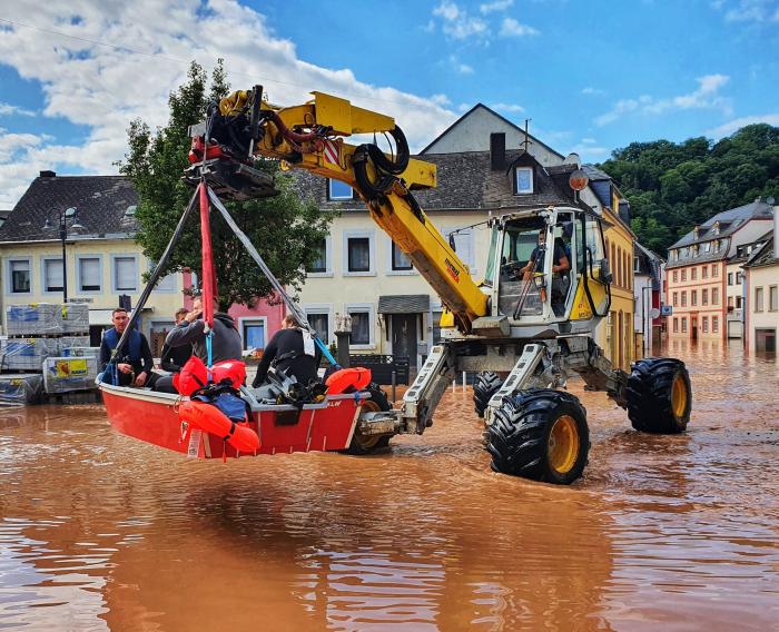 Pillan al potencial sucesor de Merkel riéndose en la visita a las zonas devastadas por las inundaciones