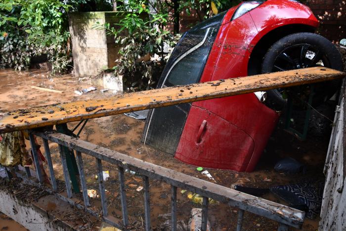 Pillan al potencial sucesor de Merkel riéndose en la visita a las zonas devastadas por las inundaciones