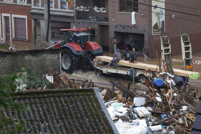 Pillan al potencial sucesor de Merkel riéndose en la visita a las zonas devastadas por las inundaciones