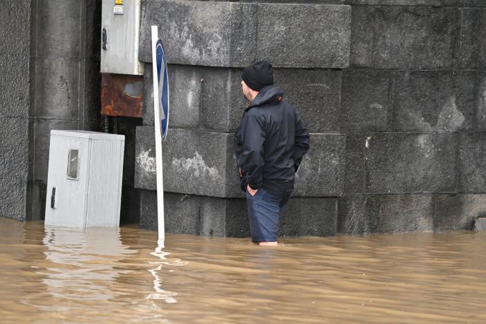 Pillan al potencial sucesor de Merkel riéndose en la visita a las zonas devastadas por las inundaciones
