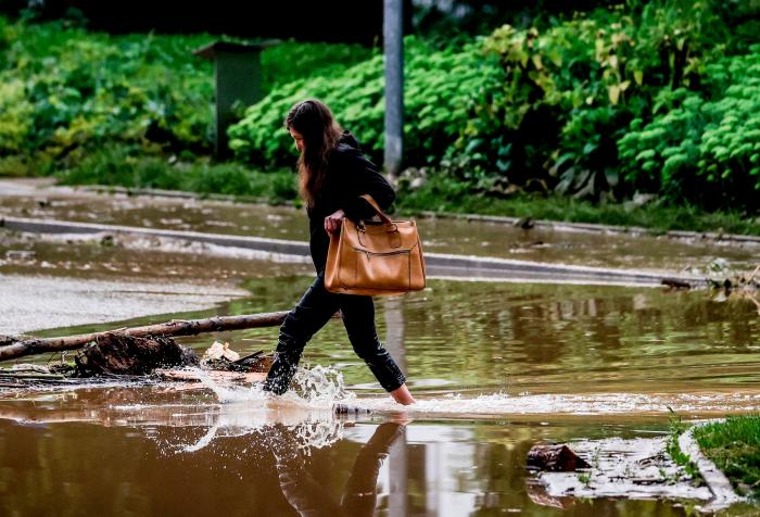 Pillan al potencial sucesor de Merkel riéndose en la visita a las zonas devastadas por las inundaciones