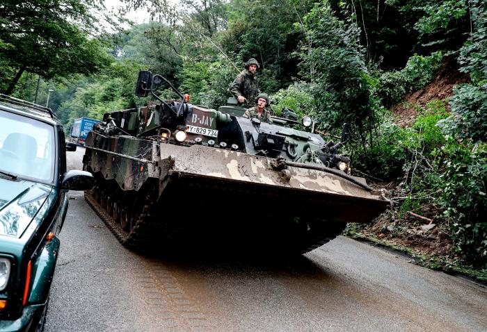 Pillan al potencial sucesor de Merkel riéndose en la visita a las zonas devastadas por las inundaciones