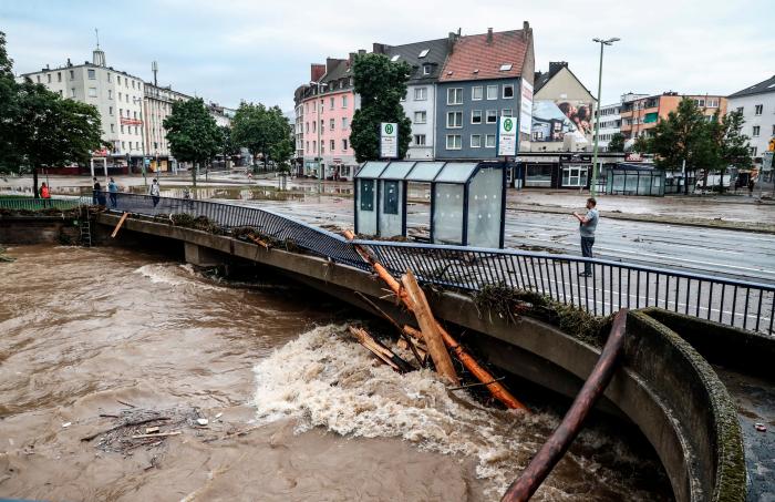 Pillan al potencial sucesor de Merkel riéndose en la visita a las zonas devastadas por las inundaciones