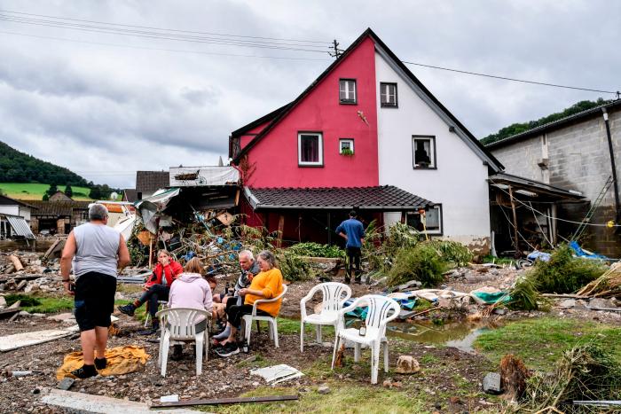 Pillan al potencial sucesor de Merkel riéndose en la visita a las zonas devastadas por las inundaciones