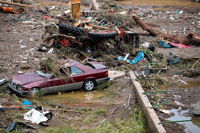 Pillan al potencial sucesor de Merkel riéndose en la visita a las zonas devastadas por las inundaciones