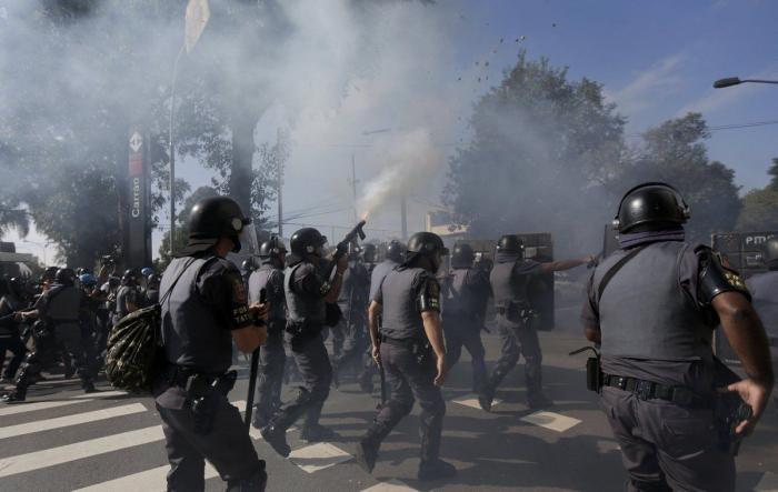 Copa del Mundo 2014: La Policía brasileña carga en Sao Paulo contra manifestantes contrarios al Mundial