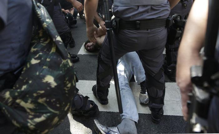 Copa del Mundo 2014: La Policía brasileña carga en Sao Paulo contra manifestantes contrarios al Mundial