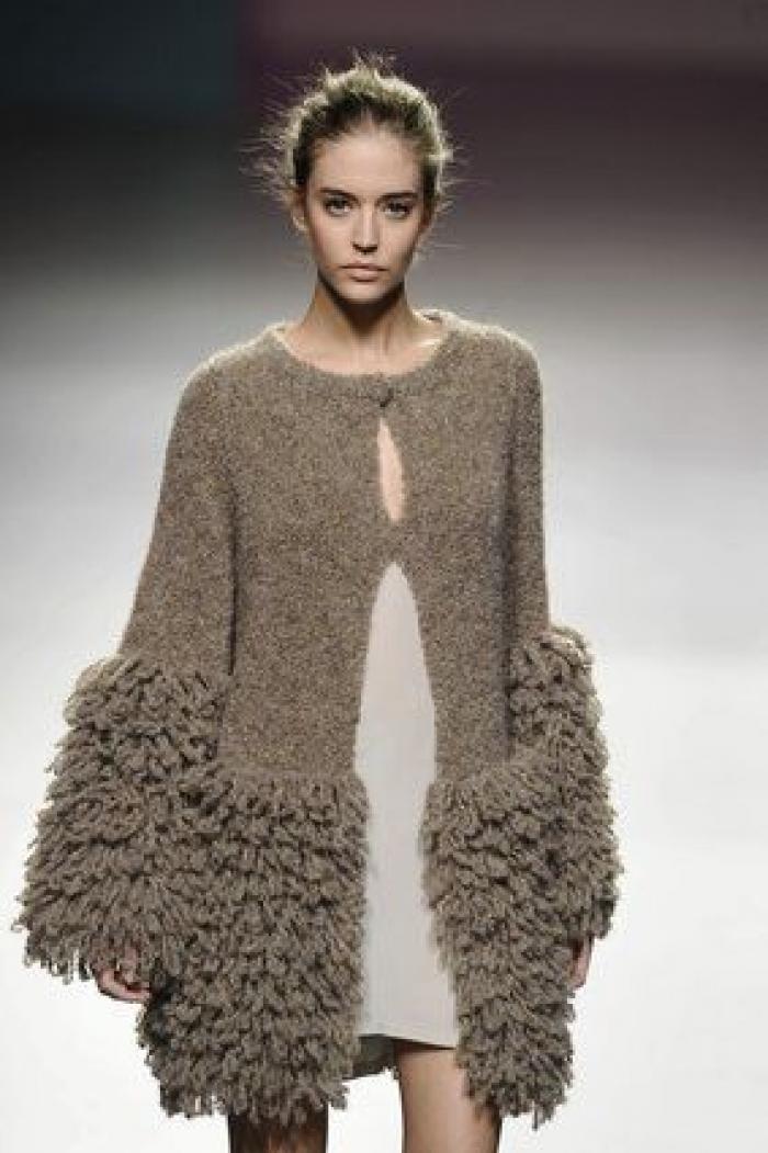 Punto, chaquetas y volumen: la obra de Sita Murt, en fotos