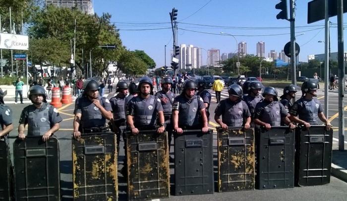 Copa del Mundo 2014: La Policía brasileña carga en Sao Paulo contra manifestantes contrarios al Mundial