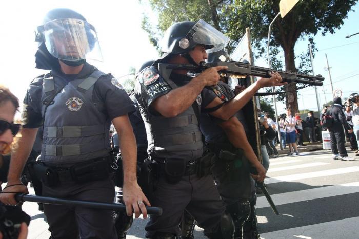 Copa del Mundo 2014: La Policía brasileña carga en Sao Paulo contra manifestantes contrarios al Mundial
