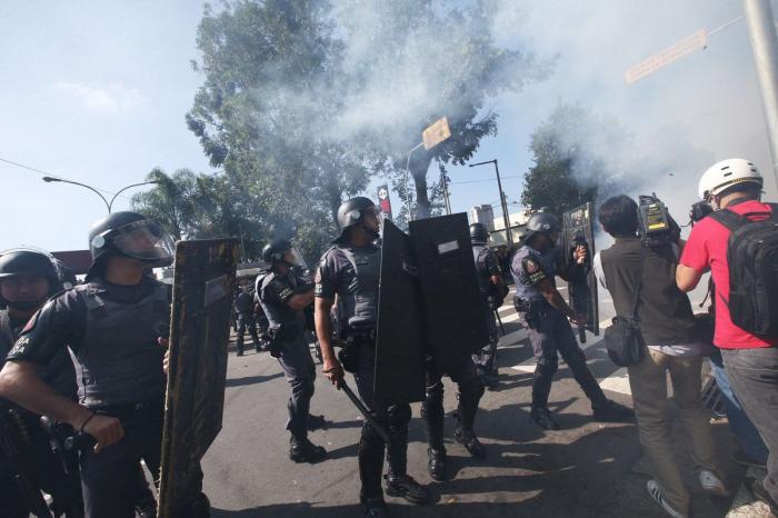Copa del Mundo 2014: La Policía brasileña carga en Sao Paulo contra manifestantes contrarios al Mundial