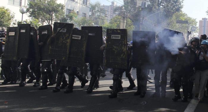 Copa del Mundo 2014: La Policía brasileña carga en Sao Paulo contra manifestantes contrarios al Mundial