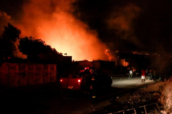 Nuevos incendios consumen las ruinas del campo de refugiados de Moria