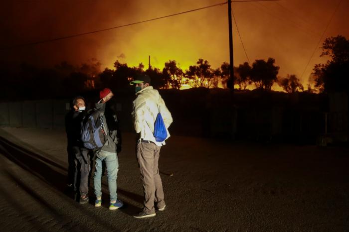 Nuevos incendios consumen las ruinas del campo de refugiados de Moria