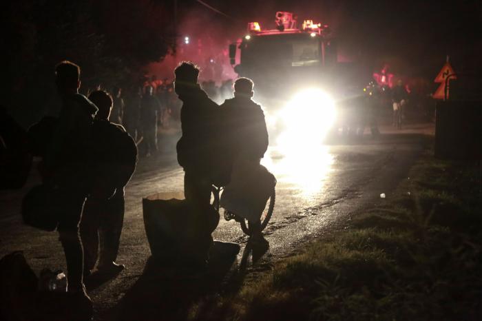 Nuevos incendios consumen las ruinas del campo de refugiados de Moria