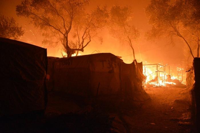 Nuevos incendios consumen las ruinas del campo de refugiados de Moria