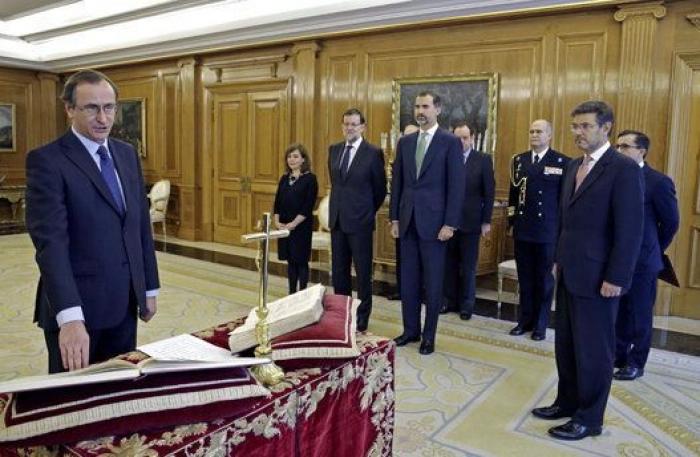Alfonso Alonso elige jurar su cargo de ministro de Sanidad ante un crucifijo