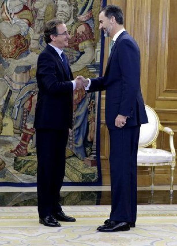 Alfonso Alonso elige jurar su cargo de ministro de Sanidad ante un crucifijo