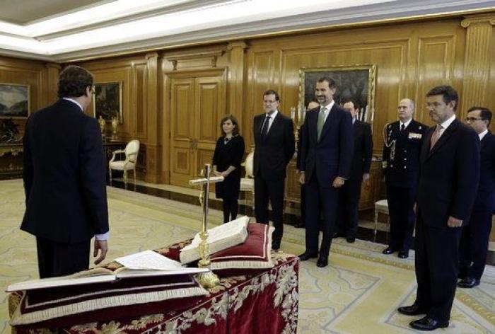 Alfonso Alonso elige jurar su cargo de ministro de Sanidad ante un crucifijo