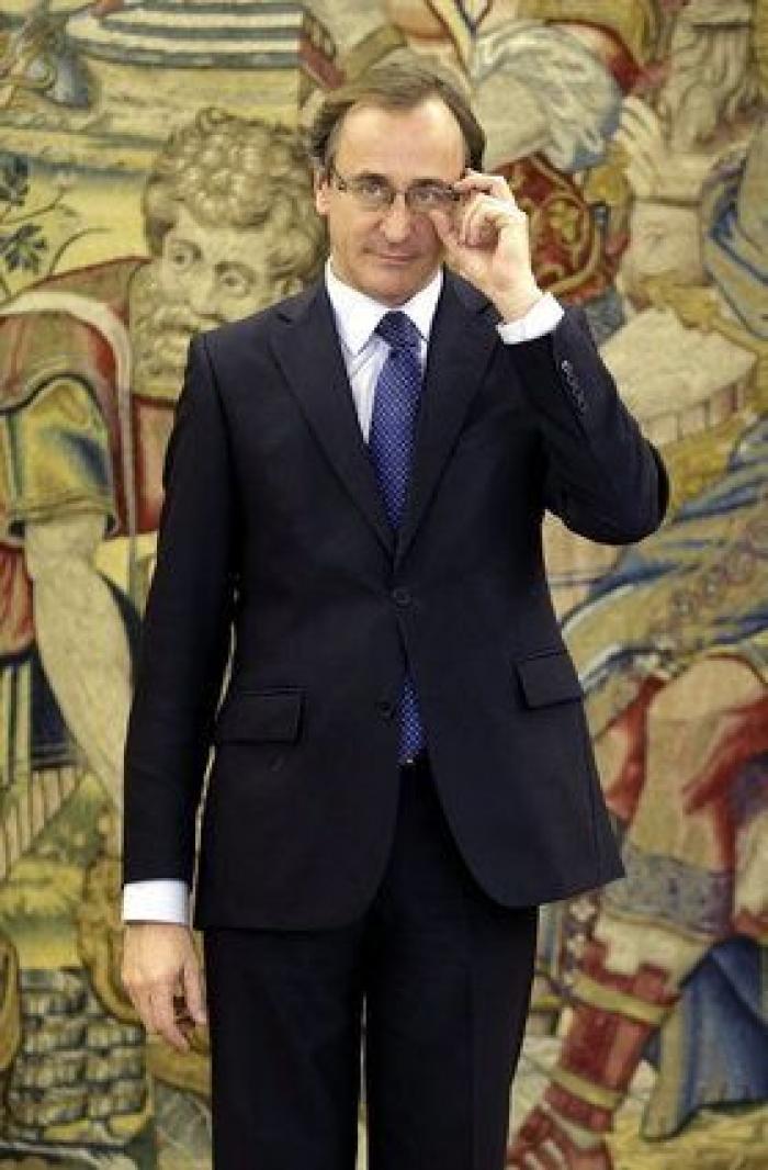 Alfonso Alonso elige jurar su cargo de ministro de Sanidad ante un crucifijo