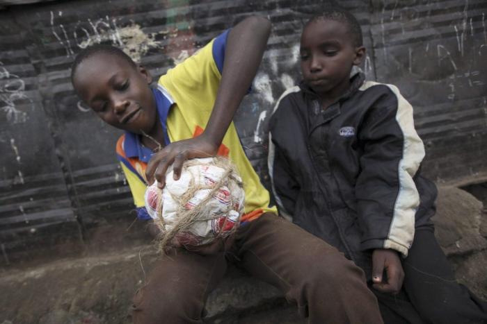 Infancia, deporte y pobreza: así se vive el Mundial en Kenia (FOTOS)