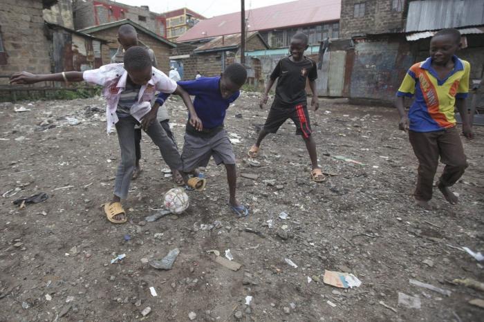 Infancia, deporte y pobreza: así se vive el Mundial en Kenia (FOTOS)