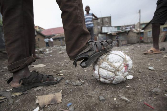 Infancia, deporte y pobreza: así se vive el Mundial en Kenia (FOTOS)
