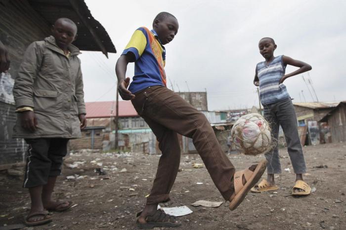 Infancia, deporte y pobreza: así se vive el Mundial en Kenia (FOTOS)