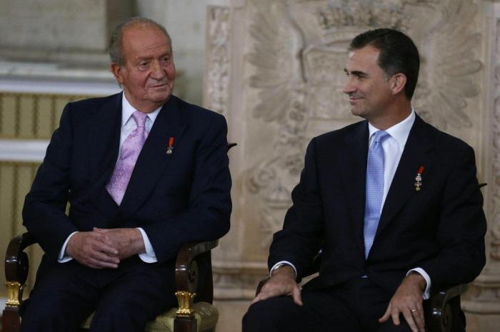 Diez imágenes de la firma de la abdicación del rey Juan Carlos