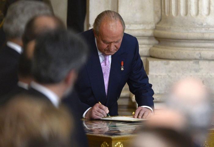 Diez imágenes de la firma de la abdicación del rey Juan Carlos