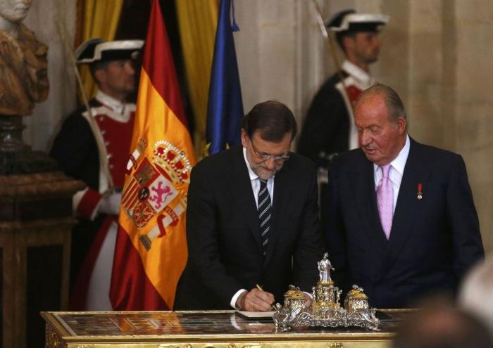 Diez imágenes de la firma de la abdicación del rey Juan Carlos