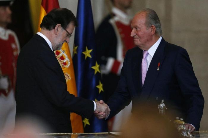 Diez imágenes de la firma de la abdicación del rey Juan Carlos