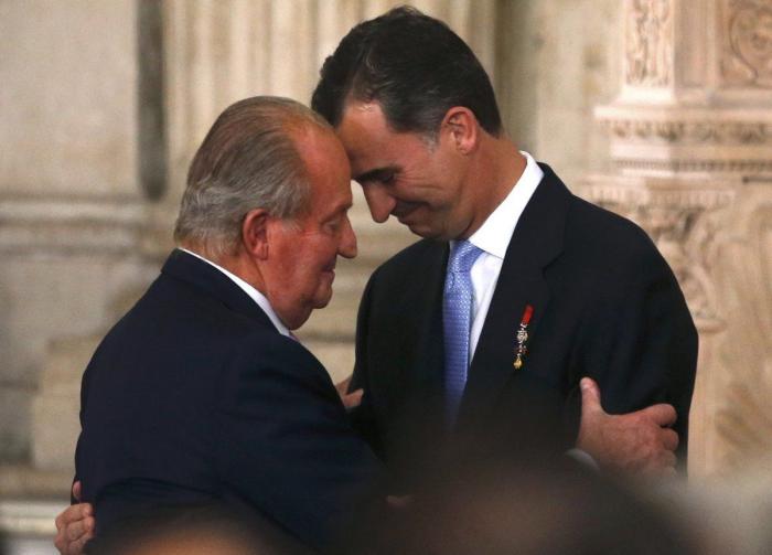 Diez imágenes de la firma de la abdicación del rey Juan Carlos