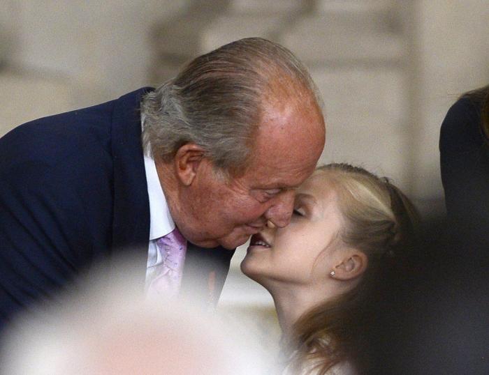 Diez imágenes de la firma de la abdicación del rey Juan Carlos