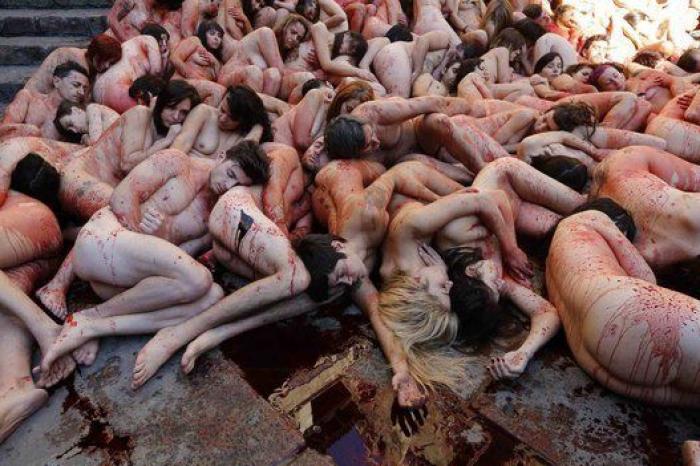 Protesta en Barcelona contra el uso de pieles de animales en la industria peletera (FOTOS)