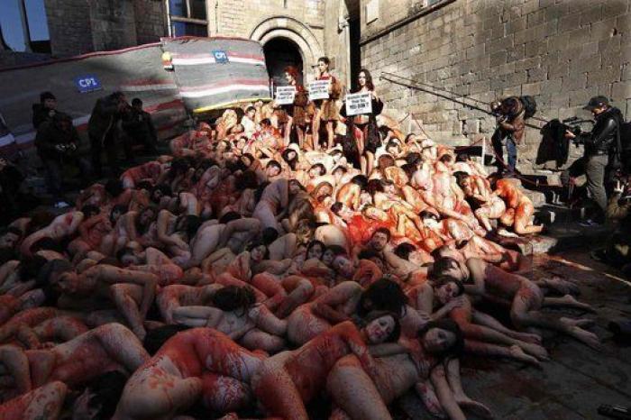 Protesta en Barcelona contra el uso de pieles de animales en la industria peletera (FOTOS)