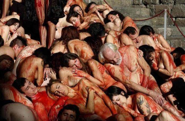 Protesta en Barcelona contra el uso de pieles de animales en la industria peletera (FOTOS)