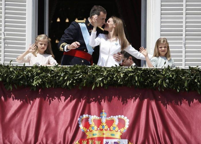 El beso de la boda Vs. el beso de la coronación: ¿cuál te gusta menos? (ENCUESTA)