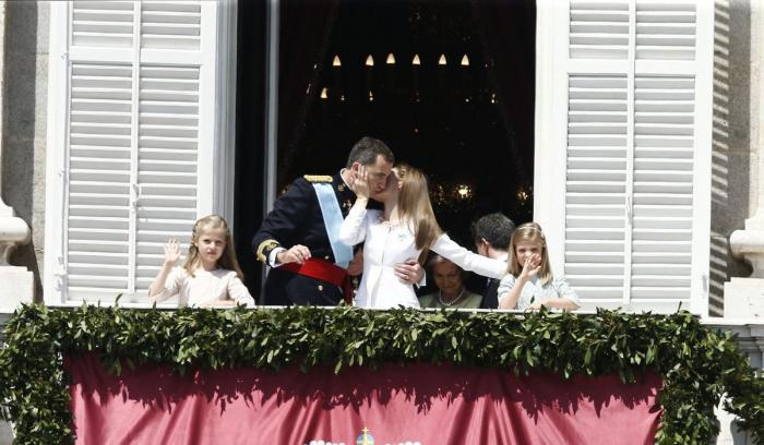 El beso de la boda Vs. el beso de la coronación: ¿cuál te gusta menos? (ENCUESTA)