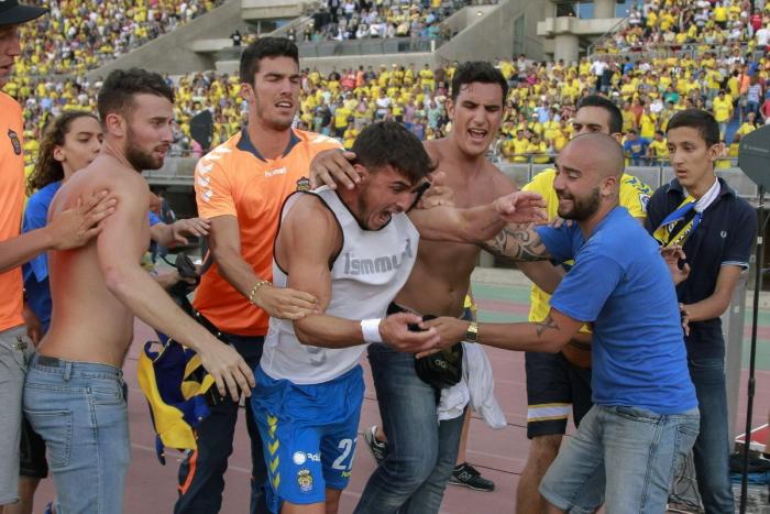 El Córdoba sube a Primera... y el árbitro tiene que salir corriendo con la Policía (VÍDEO)