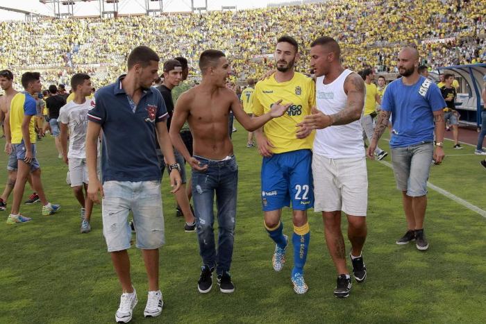 El Córdoba sube a Primera... y el árbitro tiene que salir corriendo con la Policía (VÍDEO)