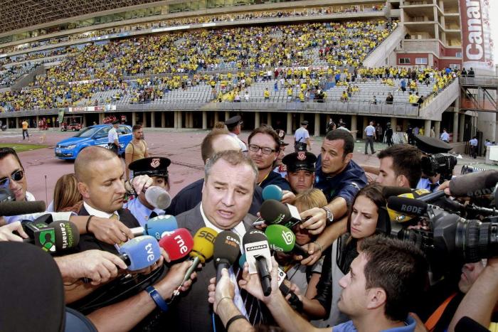El Córdoba sube a Primera... y el árbitro tiene que salir corriendo con la Policía (VÍDEO)