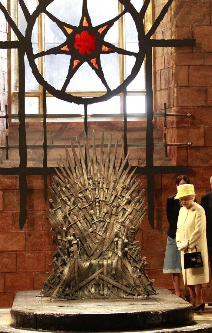 Las cámaras captan la inesperada conversación de Isabel II con un soldado