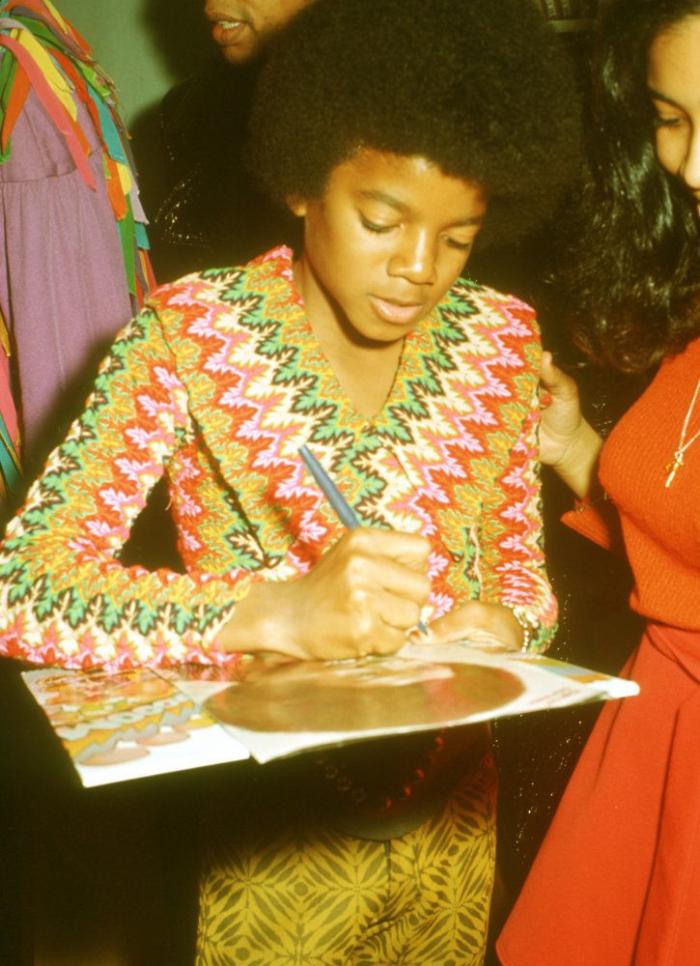 Mónica Carrillo se ríe de su parecido razonable con Michael Jackson