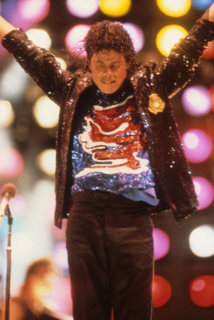 Mónica Carrillo se ríe de su parecido razonable con Michael Jackson