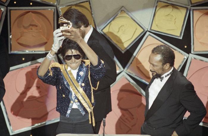 Mónica Carrillo se ríe de su parecido razonable con Michael Jackson