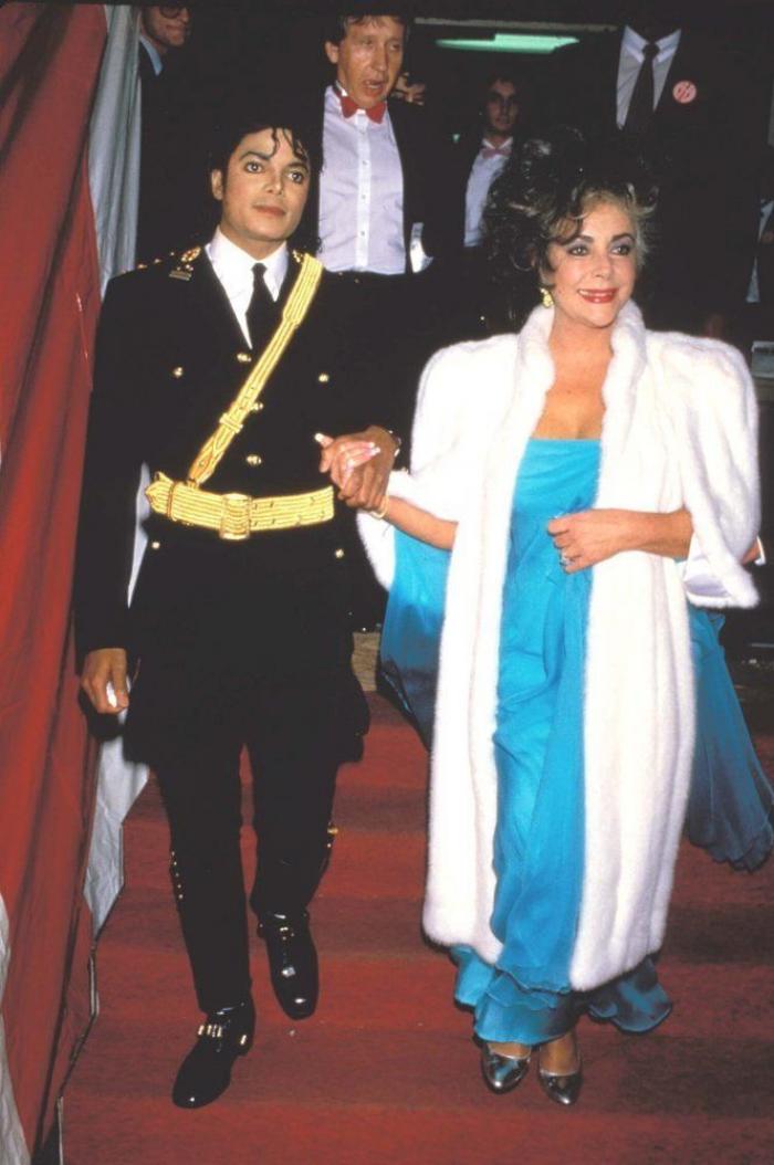 Mónica Carrillo se ríe de su parecido razonable con Michael Jackson