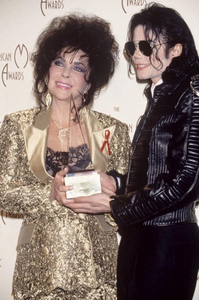 Mónica Carrillo se ríe de su parecido razonable con Michael Jackson