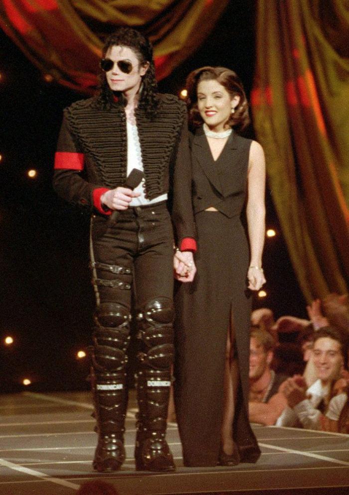 Mónica Carrillo se ríe de su parecido razonable con Michael Jackson