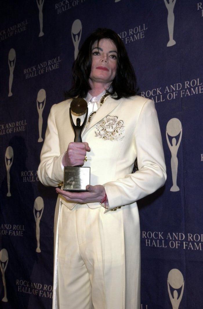 Mónica Carrillo se ríe de su parecido razonable con Michael Jackson